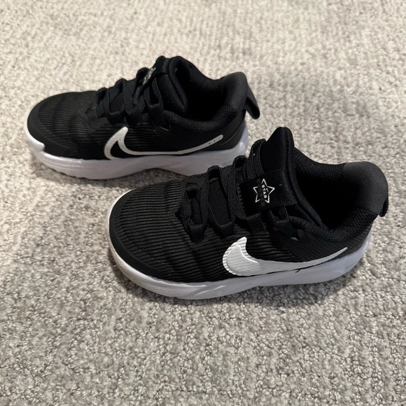 Nike Toddler Shoes - Picture 2 of 10